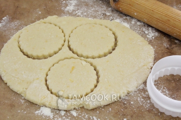 Тесто раскатать и вырезать формочками