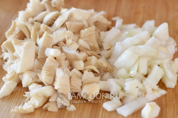 Порезать лук и грибы
