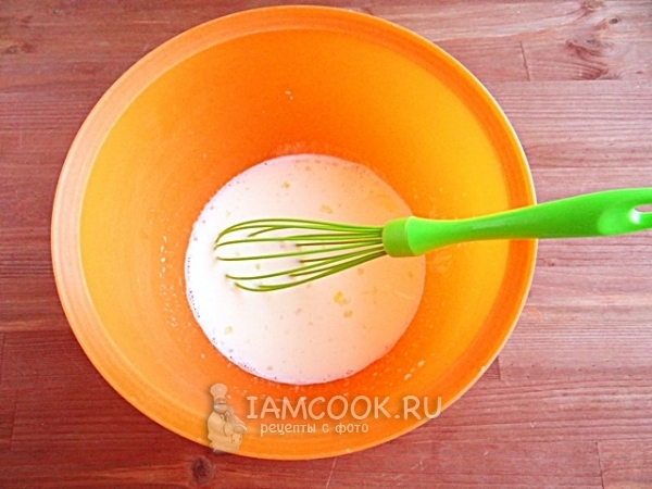 Смешать молоко, яйцо, сахар и соль