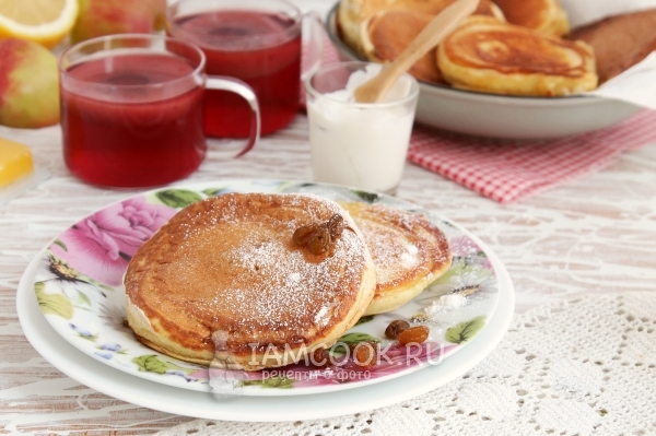 Фото оладий с яблочными кольцами и изюмом