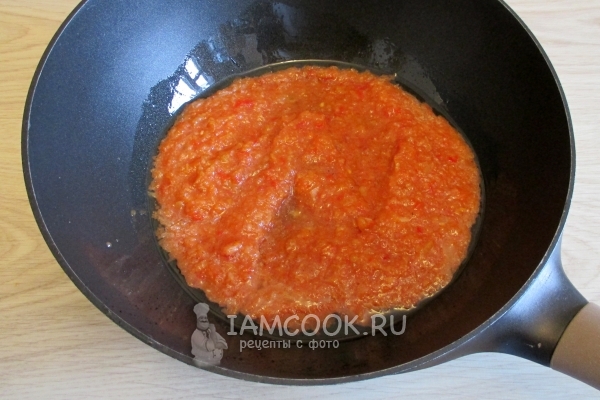 Положить в сковороду лечо