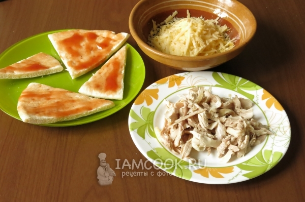 Натереть сыр и разобрать мясо на волокна