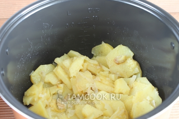 Готовый жареный картофель с майонезом в мультиварке