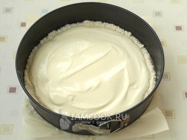 Выложить крошку и творожную массу