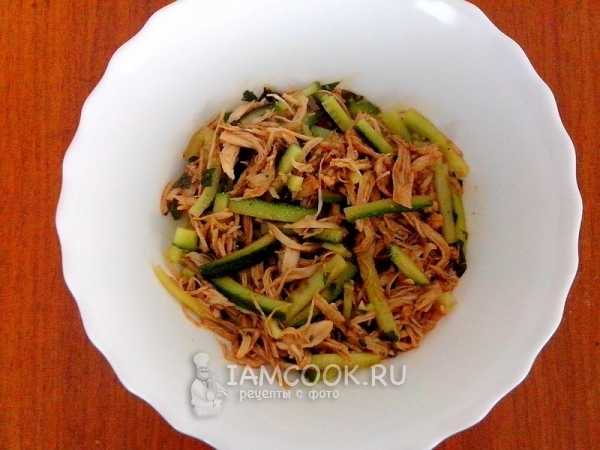 Смешать огурец, курицу и заправку