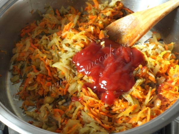 Добавить томатную пасту