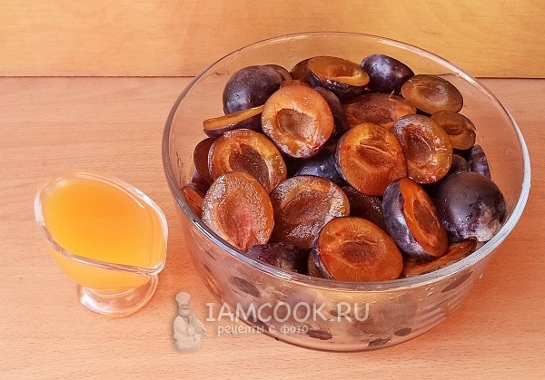 Порезать сливы и удалить косточки