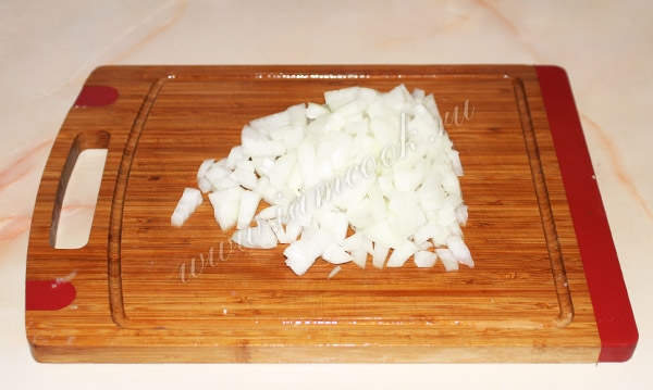 Мелко нарезать репчатый лук