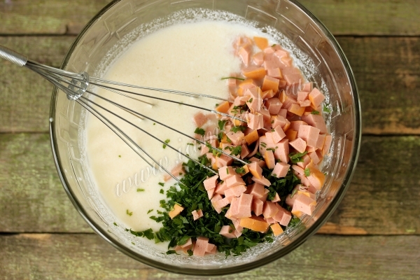 Добавить колбасу и зелень