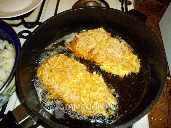 Положить отбивные на сковороду