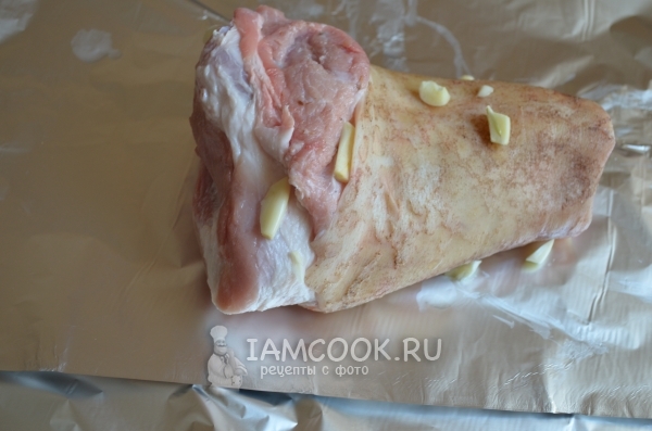 Нашпиговать рульку чесноком