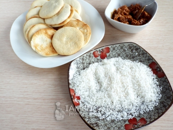 Подготовить печенье, сгущенку и кокосовую стружку