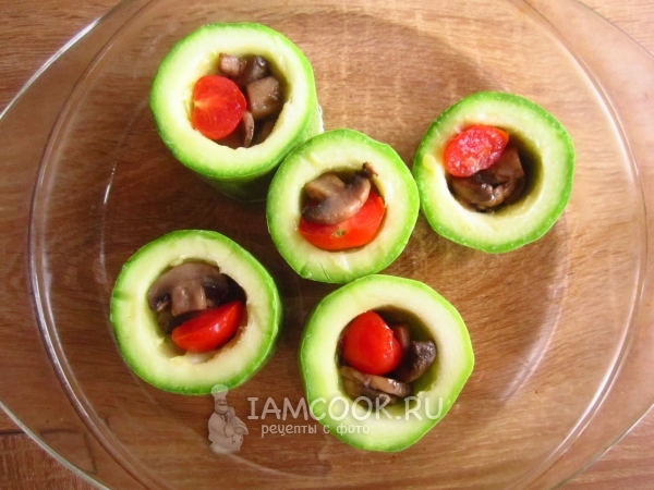 Положить в кабачки грибы и помидор