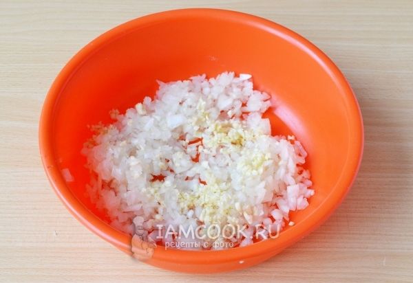 Добавить измельченный чеснок