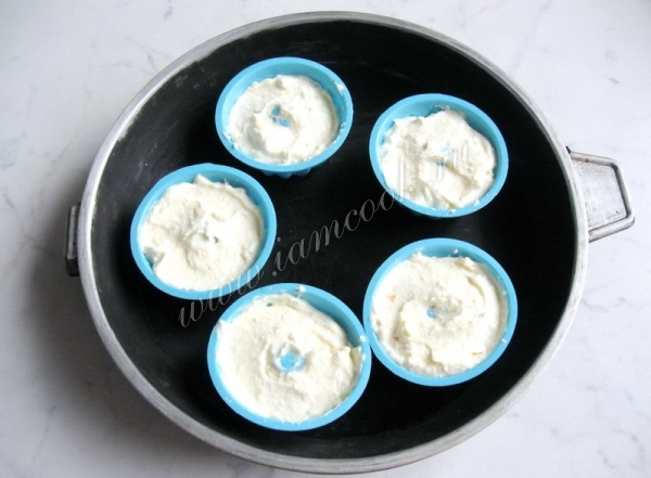 Выложить тесто в форму