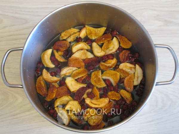 Залить сухофрукты