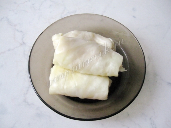 Завернуть начинку в капустный лист