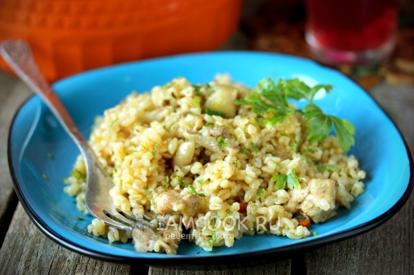 Фото рассыпчатого булгура с курицей, луком и морковью