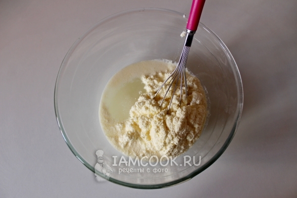 Положить в сметану сахар