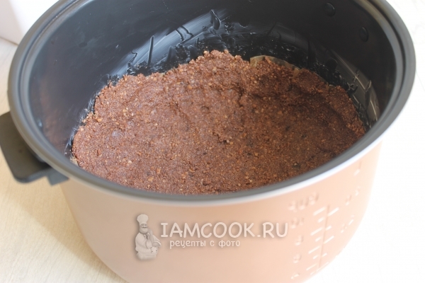 Положить на дно печенье