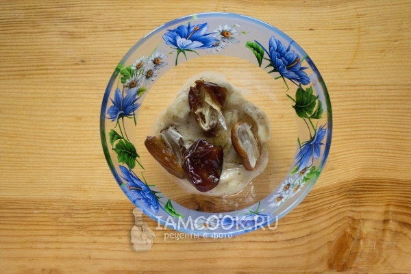 Положить финики