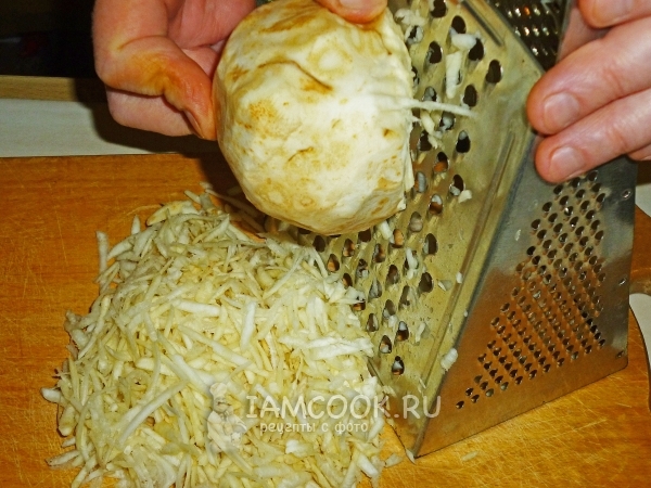 Натереть корень сельдерея