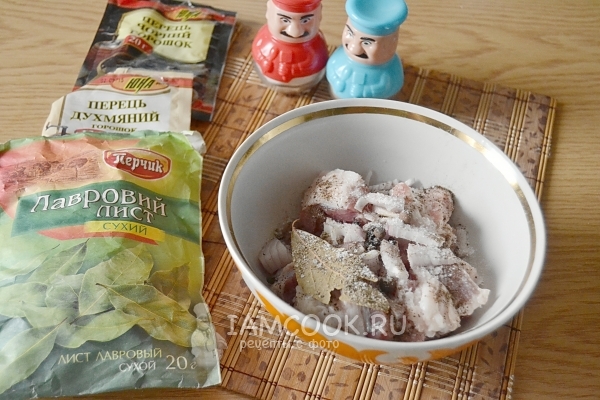 Посыпать мясо солью со специями