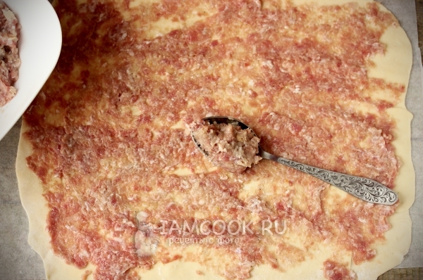 Выложить фарш на пласт теста