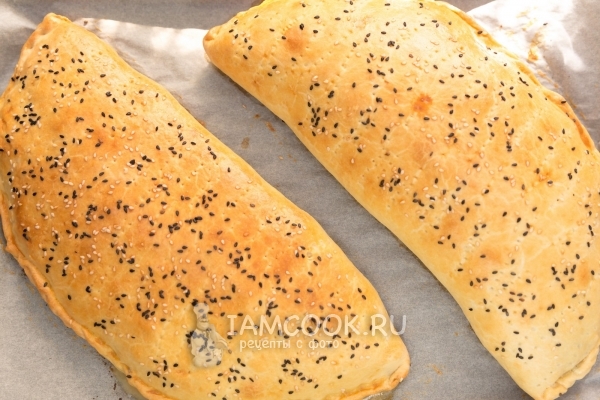 Рецепт кальцоне с салями, творогом и сыром