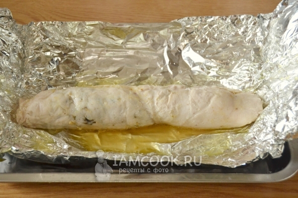 Готовый куриный рулет в духовке