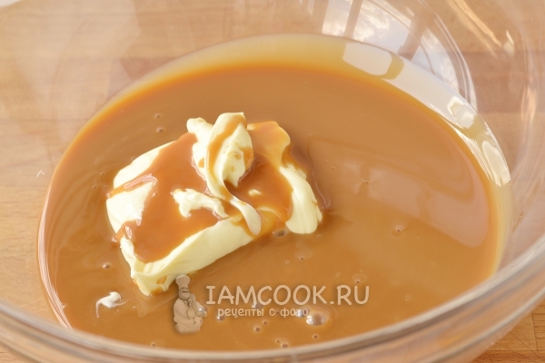 Смешать сгущенку с маслом