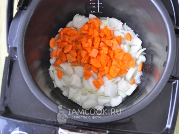 Обжарить лук с морковью