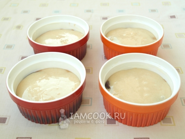 Влить в формочки тесто