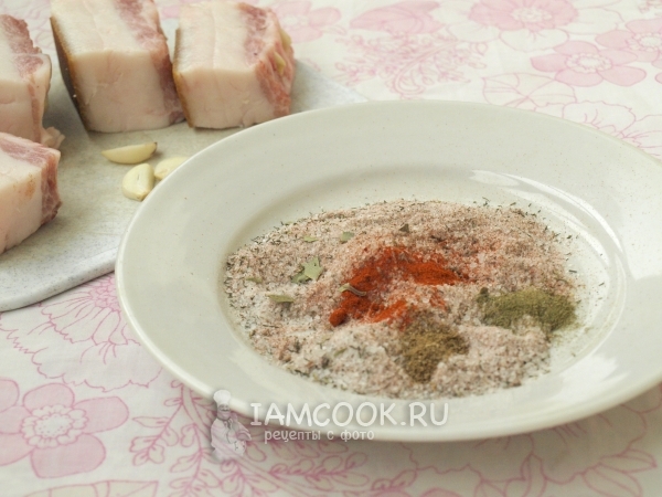 Смешать соль со специями