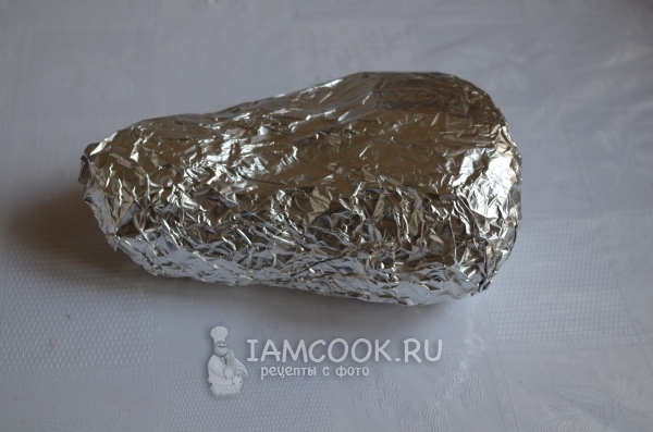 Завернуть рульку в фольгу