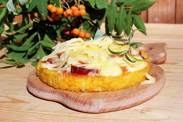 Пицца на кукурузной поленте