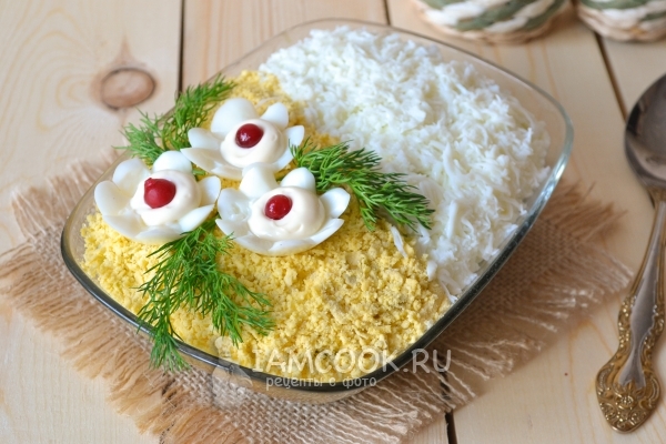 Фото салата из горбуши консервированной