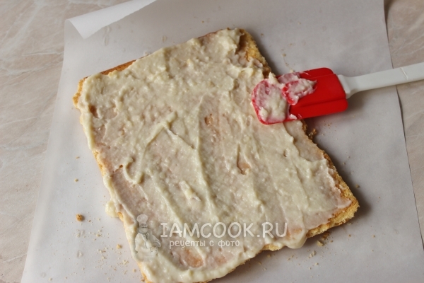 Смазать корж кремом