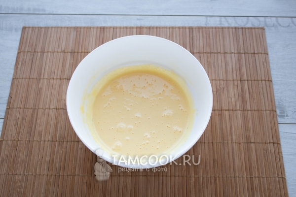 Взбить желтки с сахарной пудрой