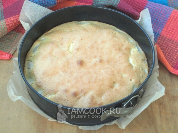 Бисквит с яблоками