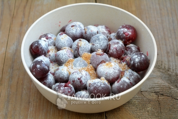 Посыпать вишню сахаром и крахмалом