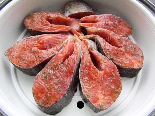 Выложить форель в мультиварку