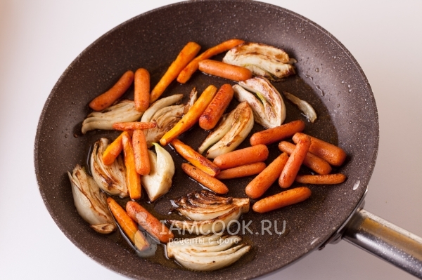 Обжарить морковь и фенхель