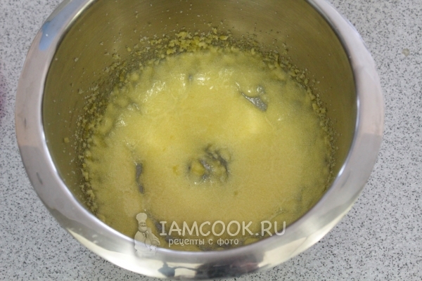 Взбить желтки с сахаром