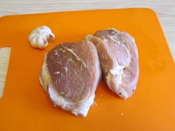 Мясо обсушить и натереть чесноком