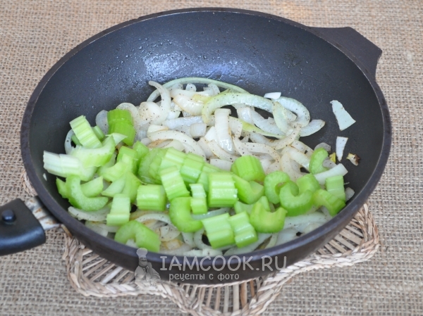 Положить сельдерей