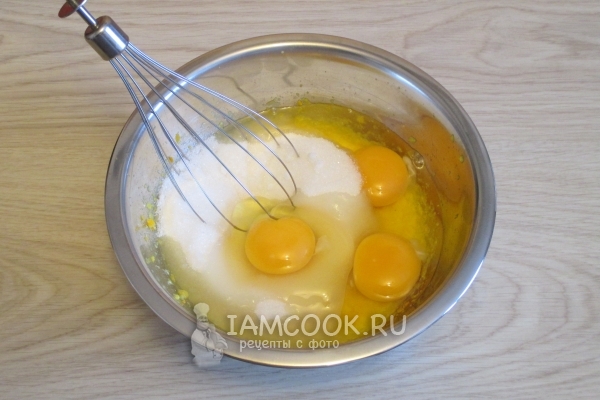 Добавить яйца и сахар