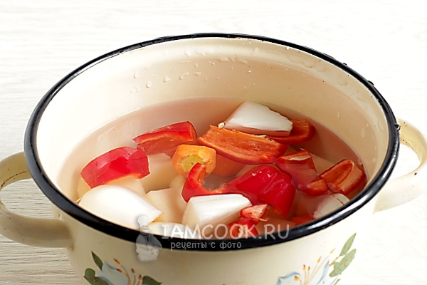 Положить овощи в кастрюлю с водой