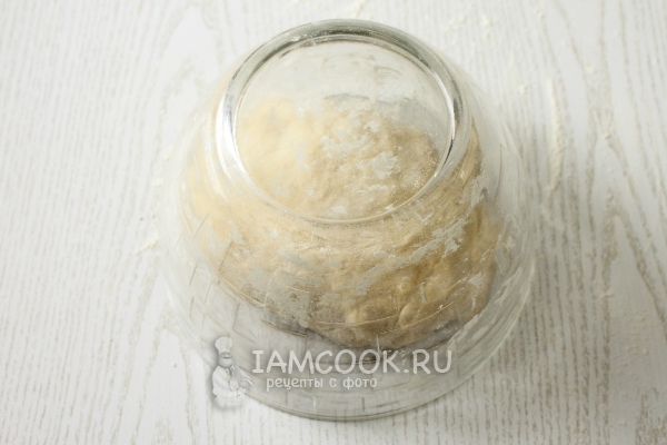 Накрыть тесто миской