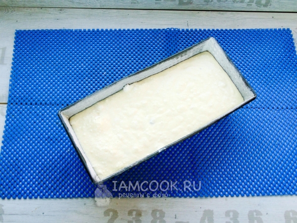 Переложить творожную массу в форму